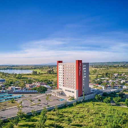 Fiesta Inn Suites Aeropuerto Del Bajio Silao Ngoại thất bức ảnh