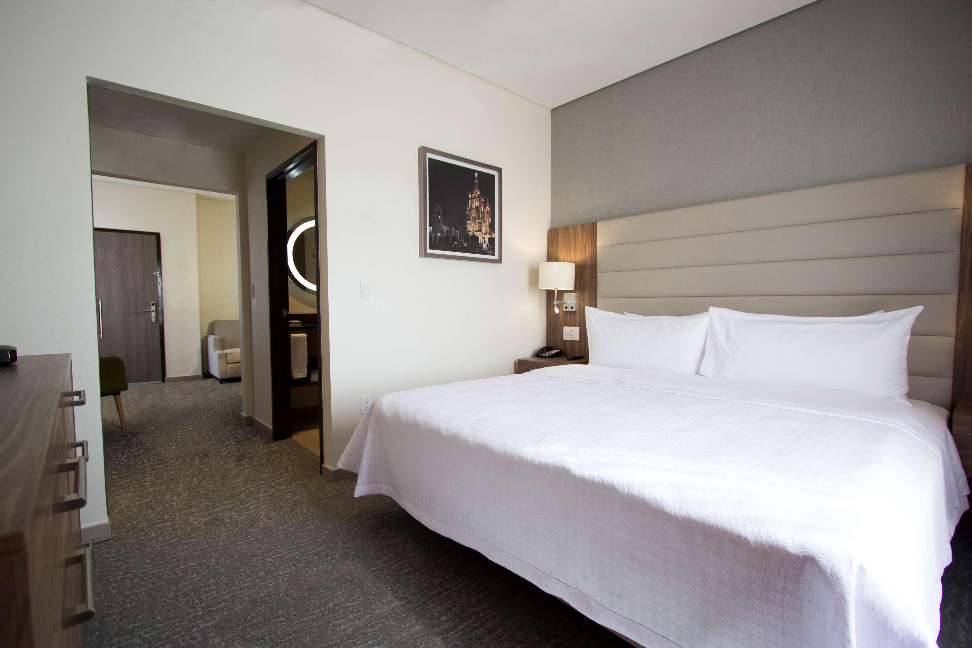 Fiesta Inn Suites Aeropuerto Del Bajio Silao Ngoại thất bức ảnh