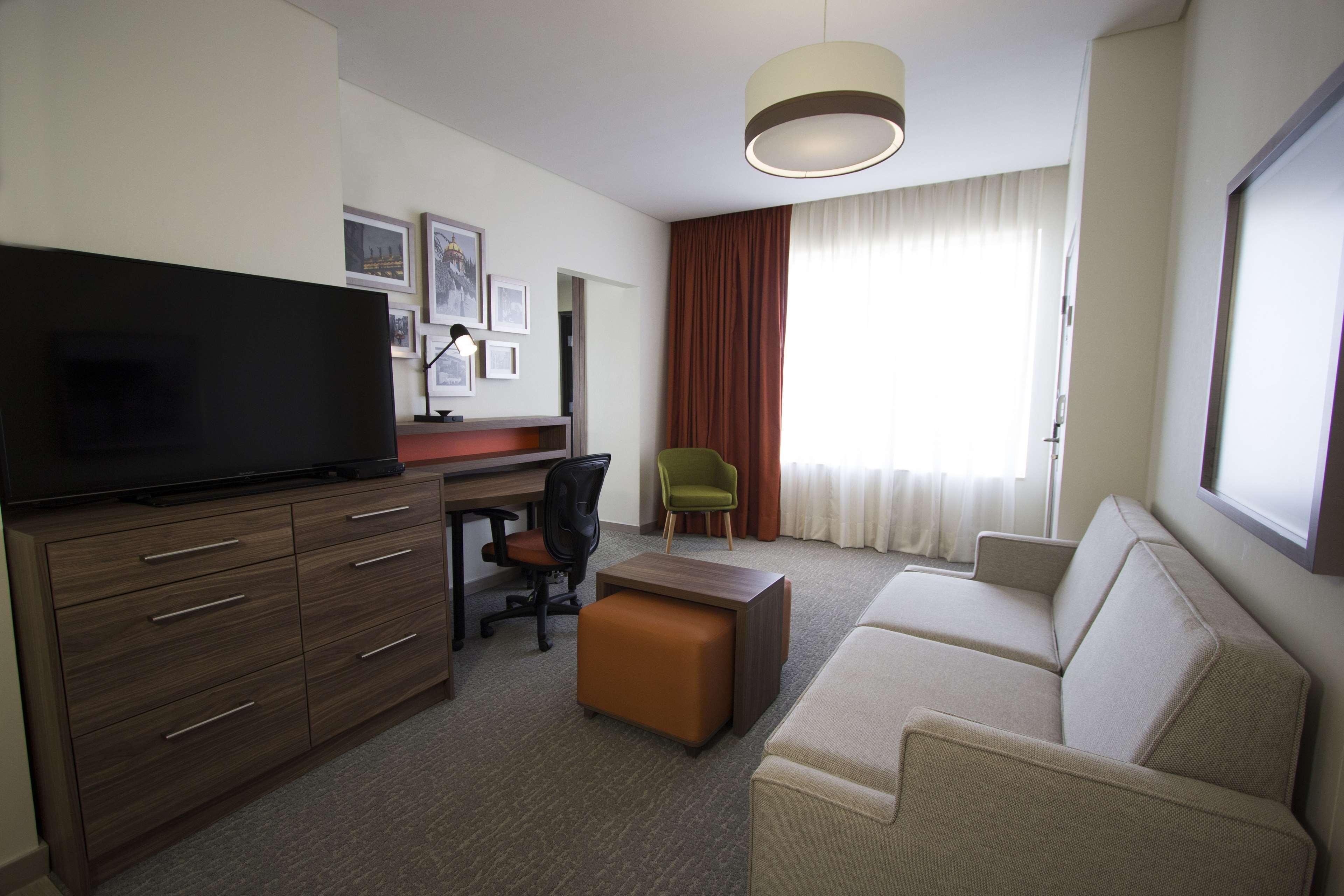 Fiesta Inn Suites Aeropuerto Del Bajio Silao Ngoại thất bức ảnh