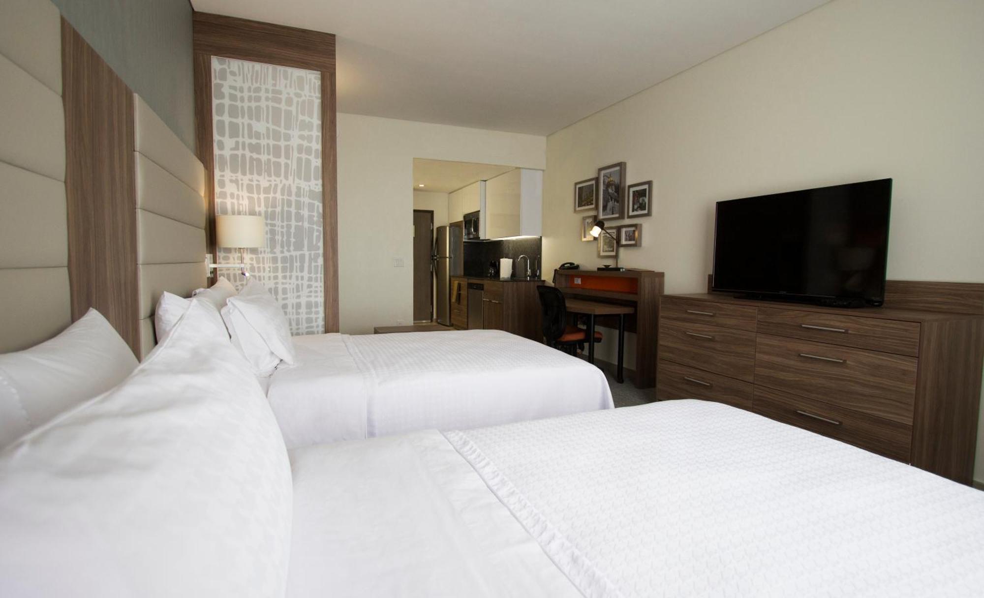 Fiesta Inn Suites Aeropuerto Del Bajio Silao Ngoại thất bức ảnh