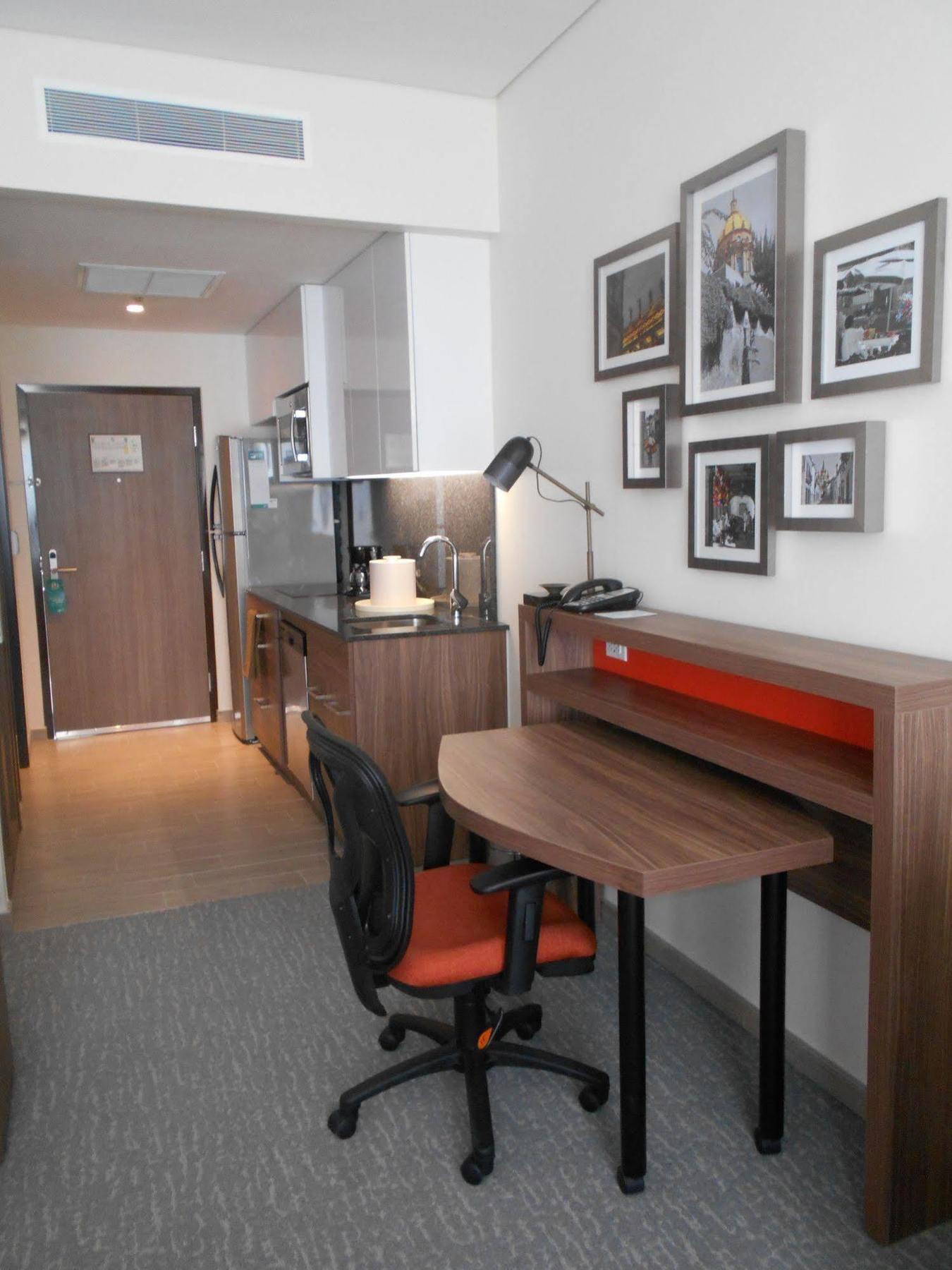Fiesta Inn Suites Aeropuerto Del Bajio Silao Ngoại thất bức ảnh