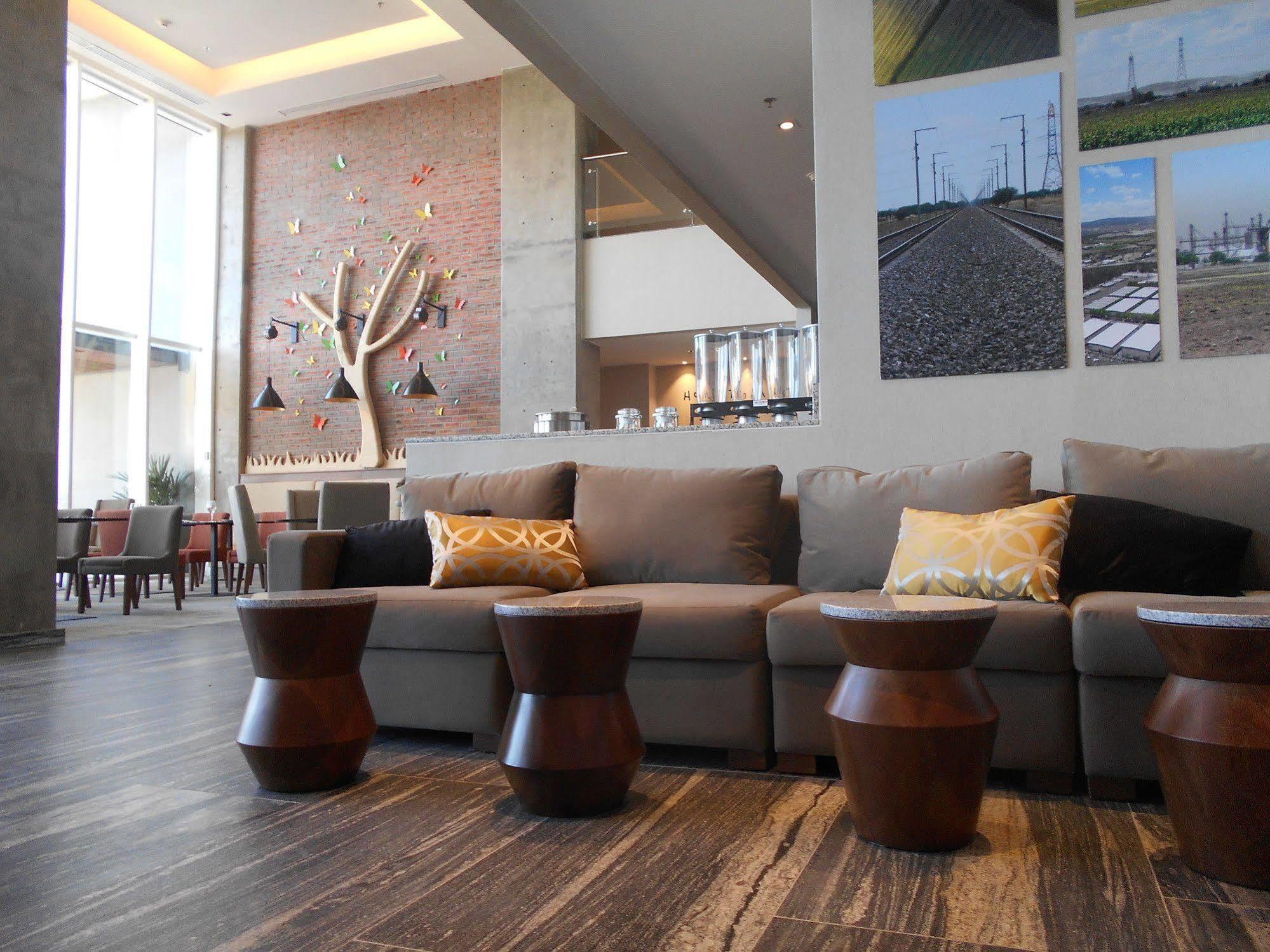Fiesta Inn Suites Aeropuerto Del Bajio Silao Ngoại thất bức ảnh